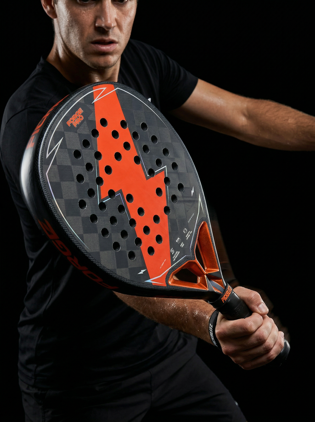 Joueur de padel en train d'exécuter un service slicé, avec une position correcte et la balle frappée sous la ceinture.
