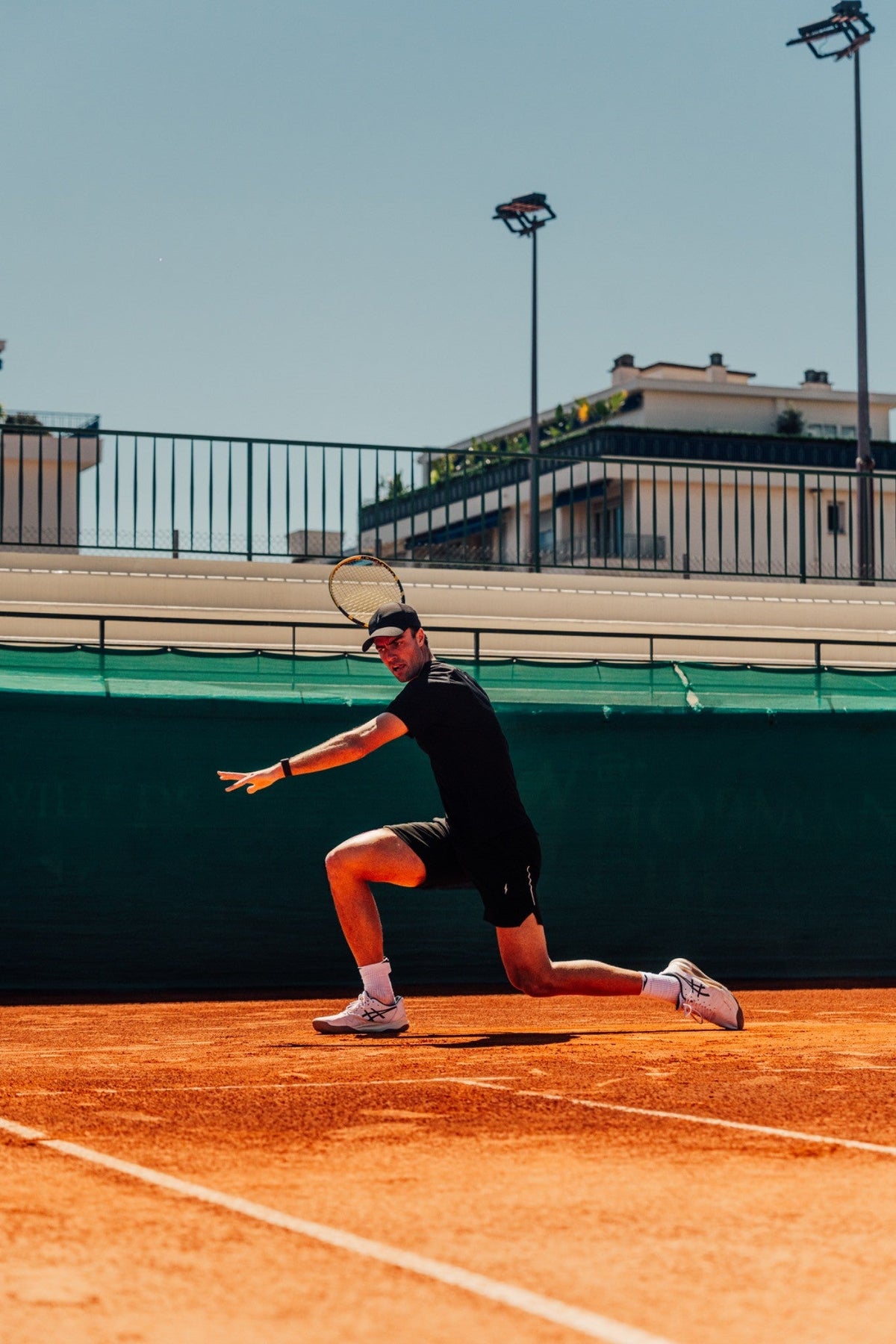 Organisation d'un sac de tennis avec raquettes, balles, serviette et accessoires bien rangés dans les compartiments.