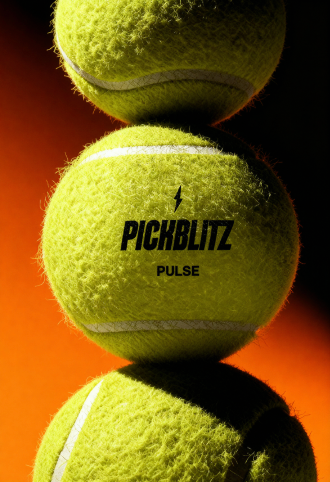 Un joueur de tennis en tenue blanche réalisant un service-volée sur un court en gazon.