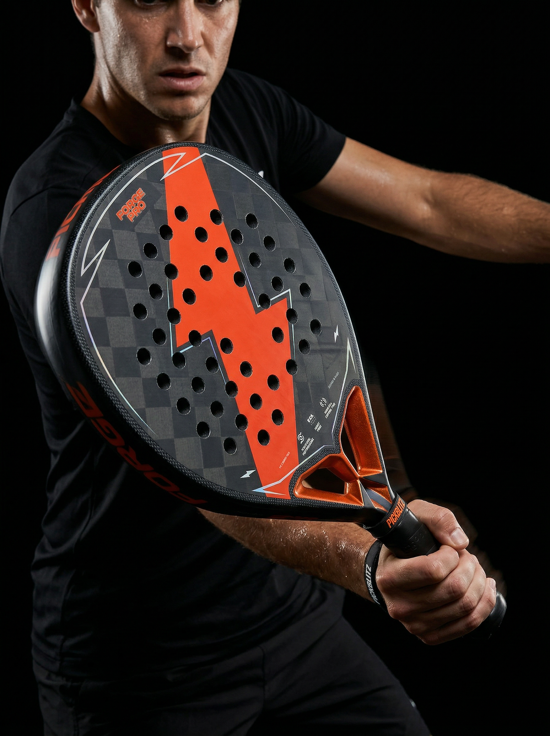 Comparaison visuelle entre un match de padel sur un court vitré et un match de pickleball sur un terrain bleu avec la zone de non-volée.