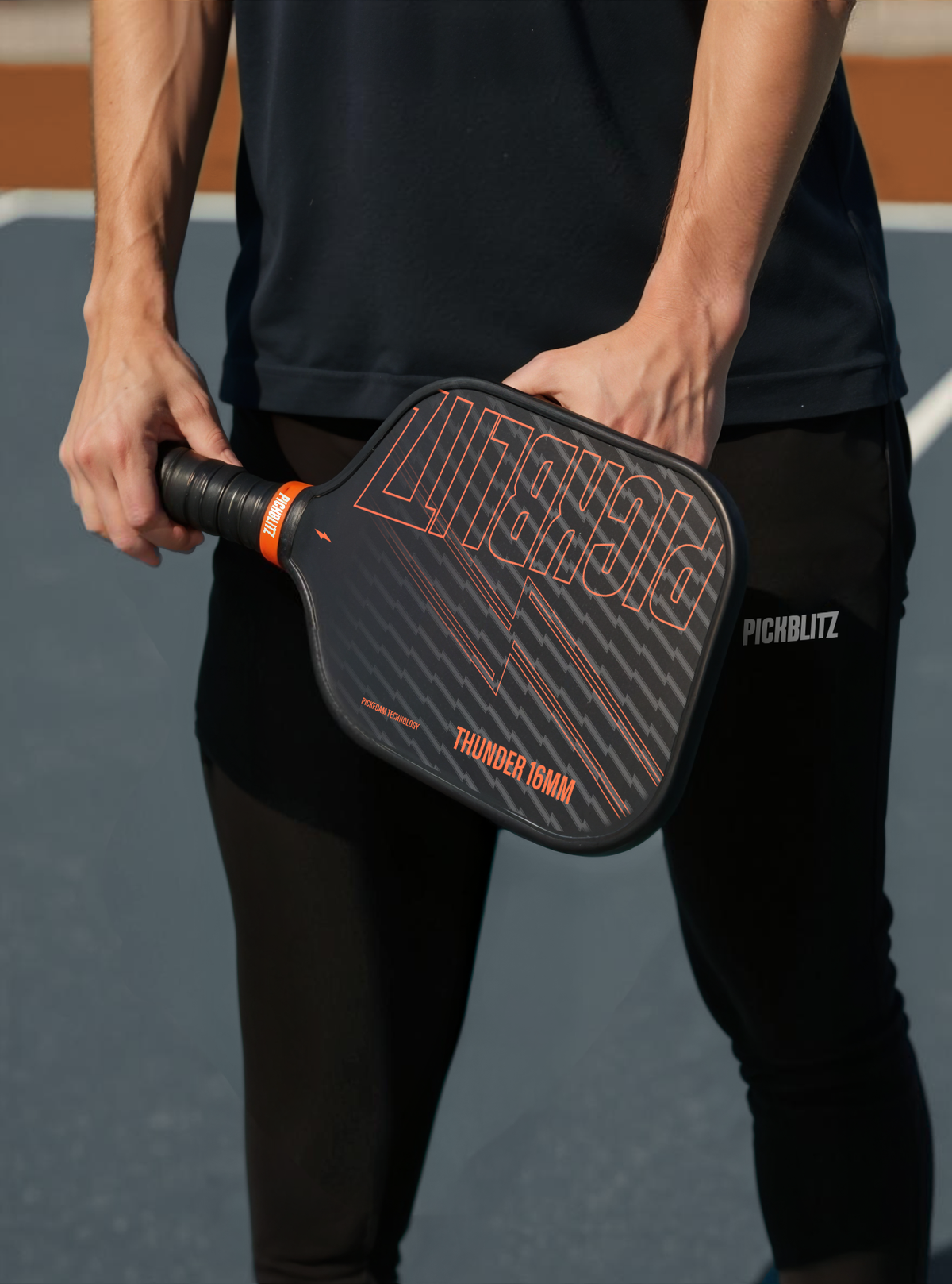 Joueur de pickleball exécutant un troisième coup drop pour prendre le filet.